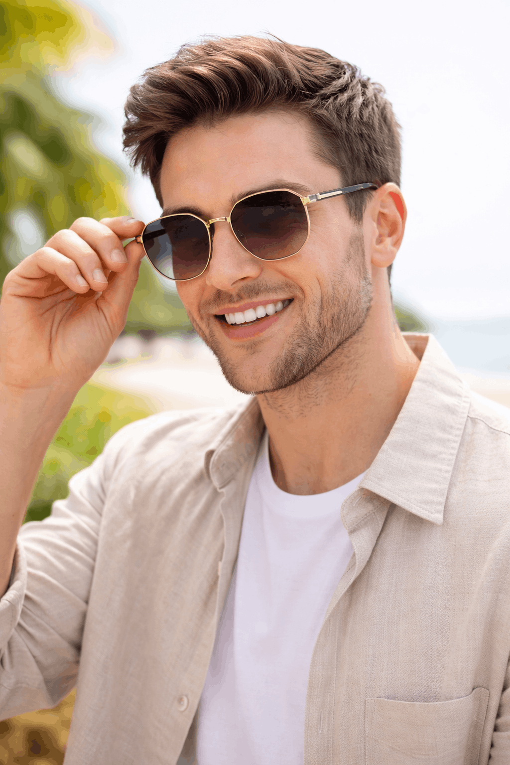 Hombre luciendo gafas de diseño geométrico translúcido, tendencia del 2026